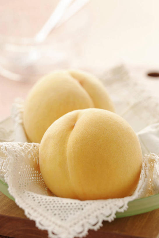 无人,竖图,俯视,室内,特写,白天,桃子,水果,阴影,朦胧,模糊,新鲜,反射,影子,生食,食品,果实,食物,两个,黄色,餐巾,黄桃,有机食品,绿色食品,肺果,保洁方巾,口布,彩图,高角度拍摄