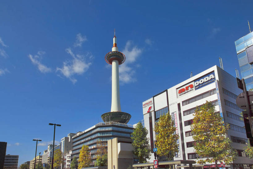 无人,家,高楼大厦,横图,室外,白天,仰视,度假,美景,植物,城市风光,标志建筑,城市,大厦,地标,建筑,路灯,摩天大楼,照明,京都,日本,亚洲,阴影,光线,影子,房屋,屋子,景观,云,云朵,公寓,灯光,云彩,娱乐,建设,洋房,楼房,住宅,灯,树,树木,蓝色,绿色,白云,蓝天,天空,阳光,自然,天,享受,休闲,景色,放松,京都府,生长,晴朗,成长,照亮,照明设备,东亚,本州,本州岛,日本国,近畿地方,近畿,京都塔,晴空,彩图,低角度拍摄,房子,大楼,高层建筑,高楼,摩天楼