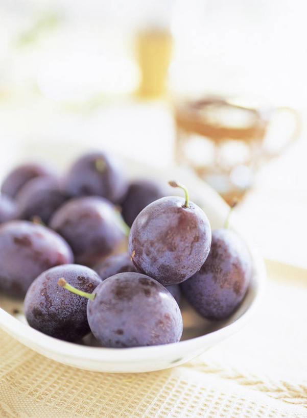 无人,竖图,俯视,室内,特写,白天,餐桌,桌子,水果,一堆,许多,阴影,堆叠,堆积,朦胧,模糊,新鲜,反射,影子,陶瓷,生食,食品,果实,陶瓷制品,很多,食物,紫色,容器,碗,有机食品,绿色食品,餐台,储藏,堆,储存,西梅,加州梅,彩图,高角度拍摄,贮存