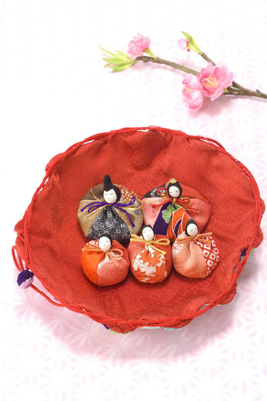 无人,竖图,俯视,室内,特写,白天,白色背景,游戏,植物,玩具,阴影,节日,庆祝,日本文化,盛开,反射,人偶,影子,枝条,玩,花蕾,文化,娱乐,花,花瓣,花朵,鲜花,树,树木,树枝,绿色,自然,花苞,花蕊,庆典,休闲,益智,摄影,影棚,生长,成长,活动,纪念,发泄,消遣,智力,宣泄,女儿节,虬枝,枝杈,玩耍,嬉戏,彩图,高角度拍摄,影棚拍摄,拍摄,雏祭,上巳,雏人偶