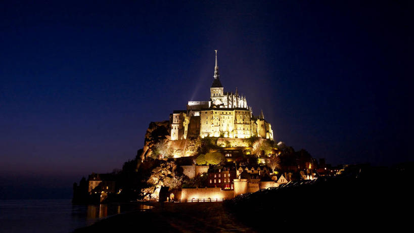 无人,家,横图,室外,夜晚,正面,旅游,度假,岛屿,植物,标志建筑,地标,建筑,夜景,法国,欧洲,阴影,光线,影子,房屋,屋子,岛,灯光,娱乐,建设,楼房,住宅,树,树木,绿色,自然,享受,休闲,旅游胜地,放松,生长,成长,西欧,法兰西,法兰西共和国,法兰西第五共和国,圣米歇尔山,下诺曼底,下诺曼底大区,芒什省,列岛,群岛,诸岛,彩图,房子,圣米歇尔山修道院