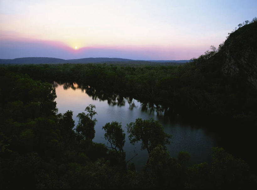 无人,公园,横图,室外,白天,正面,旅游,度假,河流,美景,日落,森林,山,山脉,树林,水,植物,澳大利亚,河水,景观,山峰,水流,晚霞,霞光,落日,山峦,背光,娱乐,树,树木,绿色,倒影,自然,黄昏,群山,享受,休闲,景色,彩霞,放松,生长,成长,倒映,国家公园,自然风光,大洋洲,澳洲,逆光,南方大陆,澳大利亚联邦,北领地,夕照,反照,薄暮,尼特米鲁克国家公园,夕阳,彩图,傍晚,斜阳