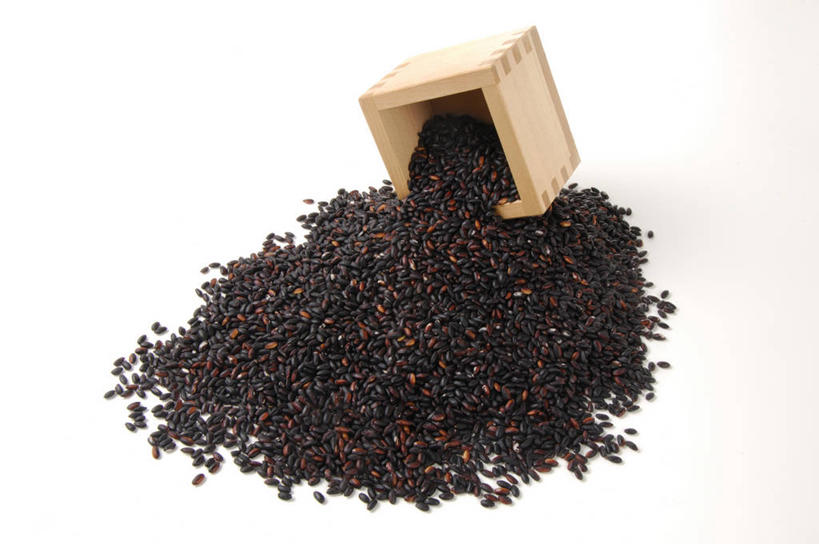 无人,横图,室内,特写,白天,白色背景,正面,一堆,许多,阴影,堆叠,堆积,反射,木制,木盒,影子,谷类,谷物,米,很多,大米,一个,木制品,容器,摄影,影棚,单个,储藏,堆,储存,黑米,彩图,影棚拍摄,拍摄,贮存