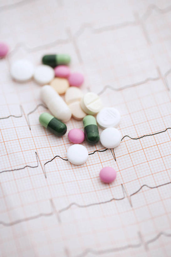 无人,竖图,俯视,室内,特写,白天,安全,静物,一堆,许多,阴影,堆叠,堆积,朦胧,模糊,反射,科学,医学,线条,心电图,药剂,药丸,影子,防护,很多,药片,药品,治疗,堆,保护,药物,医疗,科学技术,保险,预防,平安,彩图,高角度拍摄