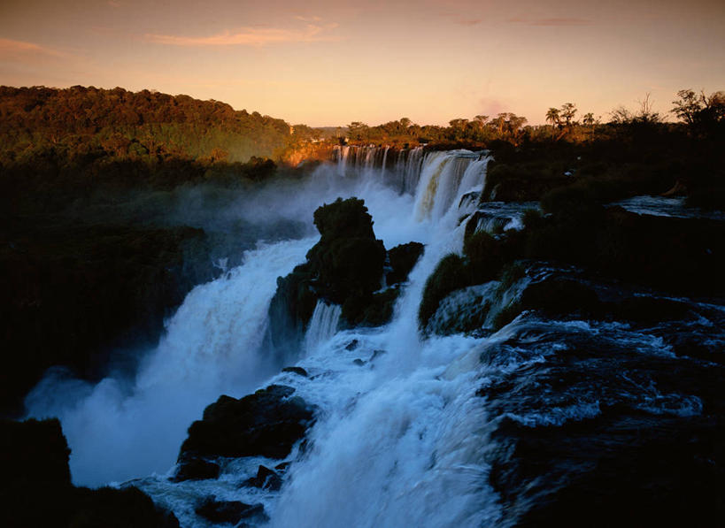 无人,横图,室外,白天,正面,旅游,度假,石头,美景,瀑布,日落,森林,山,山脉,树林,水,植物,巴西,阿根廷,阴影,飞溅,溅,光线,石子,液体,影子,景观,山峰,水滴,晚霞,霞光,落日,山峦,娱乐,水珠,树,树木,绿色,阳光,自然,黄昏,群山,享受,休闲,景色,彩霞,南美,放松,生长,成长,南美洲,拉丁美洲,喷洒,自然风光,美洲,世界自然遗产,巴西联邦共和国,亚美利加洲,南亚美利加洲,阿根廷共和国,伊瓜苏大瀑布,伊瓜苏瀑布,巴拉那,巴拉那州,夕照,薄暮,跌水,石块,岩石,夕阳,彩图,傍晚,斜阳