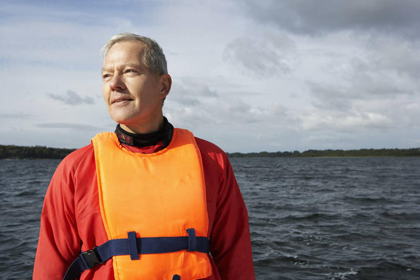 西方人,一个人,站,横图,室外,白天,正面,湖,湖泊,水,欧洲,欧洲人,仅一个男性,仅一个人,阴影,波纹,服装,光线,救生衣,影子,湖面,水流,水面,云,云朵,涟漪,云彩,注视,休闲装,衣服,红色,蓝色,白云,倒影,蓝天,水纹,天空,阳光,波浪,湖水,天,观察,看,站着,仅一个老年男性,休闲,休闲服,橙色,充气,服饰,晴朗,观看,救生背心,察看,倒映,救生,关注,水晕,浮水衣,反照,老年男性,男人,男性,白种人,晴空,站立,半身,彩图