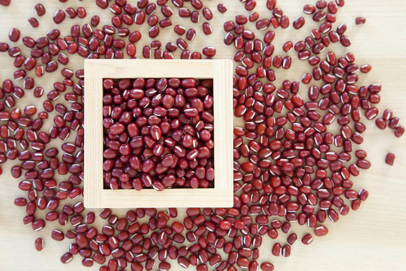 无人,横图,俯视,室内,特写,白天,植物,豆,蔬菜,一堆,许多,阴影,堆叠,堆积,新鲜,反射,木制,木盒,影子,豆类,豆子,红豆,食品,很多,食物,一个,红色,木制品,容器,摄影,有机食品,绿色食品,影棚,单个,储藏,堆,储存,赤豆,豆科,红小豆,彩图,高角度拍摄,影棚拍摄,拍摄,贮存,小豆