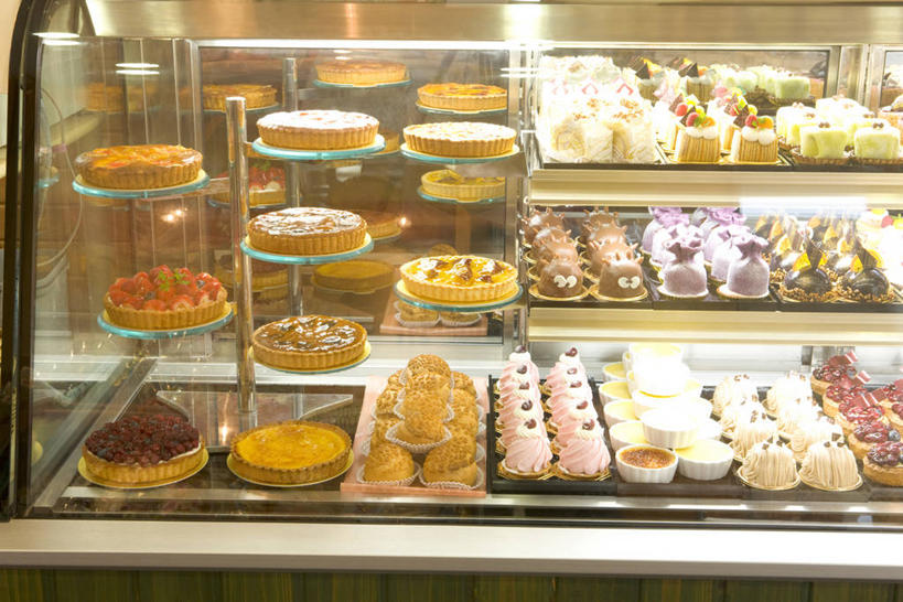 点心,无人,商店,横图,室内,白天,正面,下午茶,一排,许多,阴影,整齐,并列,并排,光线,影子,灯光,食品,糖,糖果,甜点,甜品,很多,巧克力蛋糕,商铺,食物,糕点,排列,蛋糕架,柜台,甜食,巧克力,展示,朱古力,出售,队列,平行,展示柜,市肆,商号,面包店,彩图,店铺,蛋糕