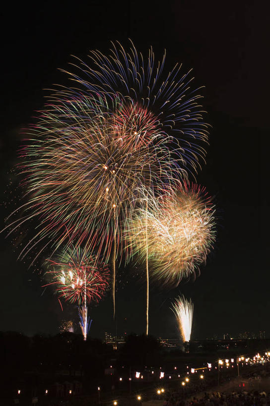 无人,竖图,室外,夜晚,仰视,美景,烟火,夜景,景观,辉煌,天空,自然,焰火,天,灿烂,景色,璀璨,自然风光,礼花,光辉,花炮,礼花炮,绚烂,光耀,烟花,彩图,低角度拍摄