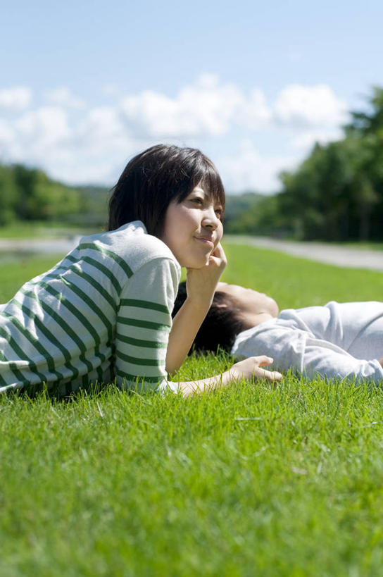 东方人,两个人,躺,竖图,室外,白天,侧面,爱情,草地,草坪,树林,植物,亚洲,撑,阴影,服装,朦胧,模糊,光线,影子,云,云朵,浪漫,云彩,托腮,注视,休闲装,黄种人,草,树,树木,衣服,蓝色,绿色,白云,蓝天,天空,阳光,自然,天,观察,看,趴着,托,休闲,温暖,温馨,休闲服,恩爱,恋人,服饰,生长,晴朗,成长,观看,和睦,察看,关注,托下巴,单手托腮,卧着,男人,男性,年轻男性,年轻女性,女人,女性,亚洲人,情侣,晴空,趴,躺着,卧,半身,彩图,伴侣,融洽