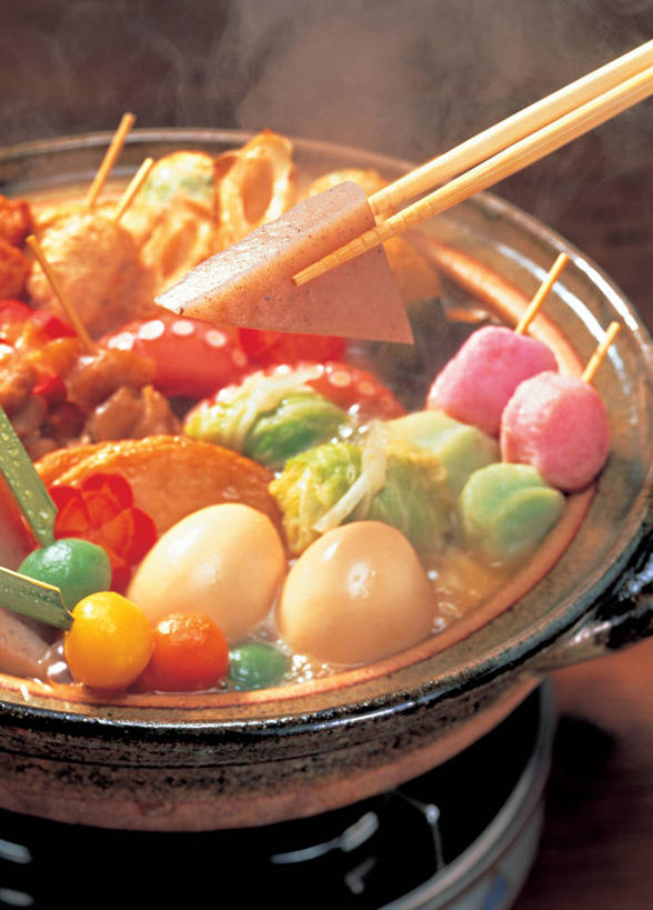 无人,竖图,俯视,室内,特写,白天,烹饪,雾,筷子,蔬菜,西红柿,小番茄,餐具,厨具,阴影,沸腾,朦胧,模糊,新鲜,反射,蒸汽,锅子,砂锅,影子,陶瓷,日本料理,料理,食品,陶瓷制品,水蒸气,文化,传统,锅,菜肴,美食,食物,日式料理,日式,佳肴,有机食品,绿色食品,锅具,礼节,礼仪,烹饪用具,蒸发,关东煮,关东炊,黑轮,御田,小西红柿,樱桃小番茄,珍珠小番茄,进餐用具,烹调用具,樱桃番茄,圣女果,番茄,烹调,彩图,高角度拍摄