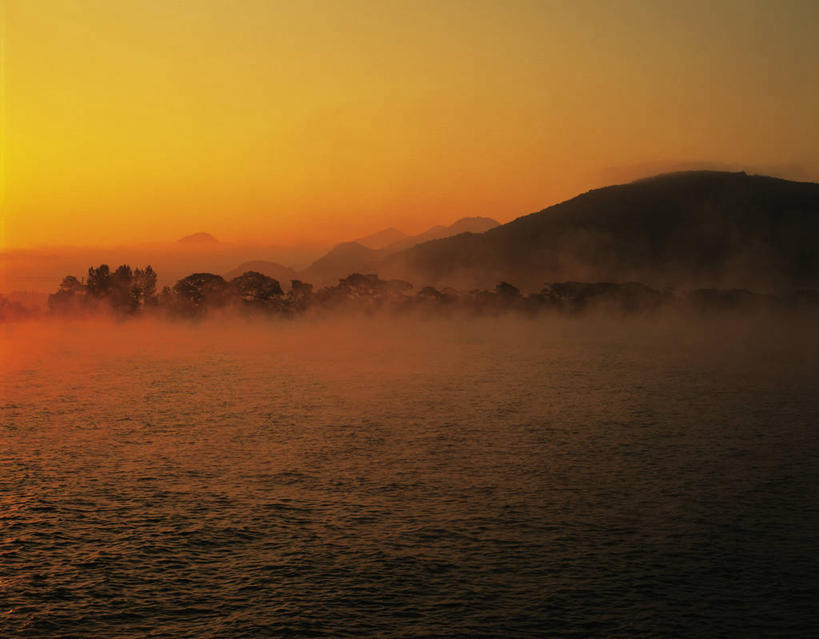 无人,横图,室外,白天,正面,旅游,度假,湖,湖泊,美景,日落,山,山脉,树林,水,植物,雾,日本,亚洲,阴影,朦胧,模糊,光线,影子,湖面,景观,山峰,水流,水面,晚霞,霞光,落日,山峦,娱乐,树,树木,绿色,阳光,自然,黄昏,湖水,群山,享受,休闲,景色,彩霞,放松,生长,成长,迷雾,自然风光,东亚,本州,本州岛,日本国,东北地方,福岛,福岛县,夕照,薄暮,大雾,夕阳,彩图,傍晚,耶麻郡,猪苗代町,猪苗代湖,斜阳
