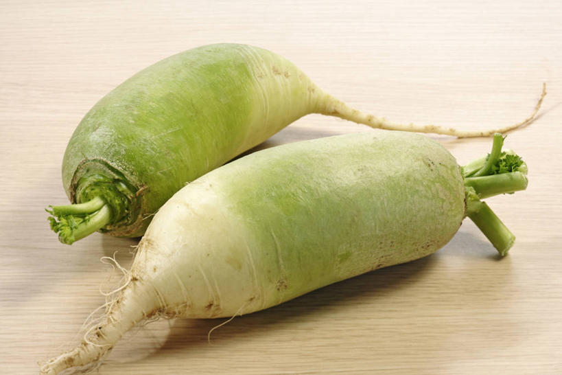 无人,横图,俯视,室内,特写,白天,桌面,桌子,萝卜,白萝卜,蔬菜,阴影,新鲜,反射,木制,影子,木桌,食品,食物,两个,木制品,有机食品,绿色食品,莱菔,彩图,高角度拍摄,木桌子