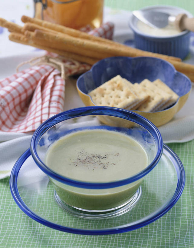 点心,面包,无人,竖图,俯视,室内,特写,白天,烹饪,西餐,餐桌,桌子,餐具,玻璃,阴影,反射,布料,碟子,盘,影子,豌豆,汤,料理,食品,面点,布纹,菜肴,美食,玻璃制品,桌布,食物,糕点,盘子,餐巾,容器,碟,台布,碗,饼干,零食,西式,佳肴,餐台,储藏,储存,羹汤,餐桌布,彩图,高角度拍摄,面包棒,豌豆汤,贮存