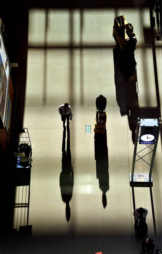 东方人,四个人,走,竖图,俯视,室内,白天,亚洲,行人,服装,时间,标志,拉杆箱,旅行箱,时钟,数字,文字,字符,指针,计时,休闲装,黄种人,标识,路人,车,衣服,手推车,行李箱,箱子,钟表,交通工具,休闲,休闲服,表,时针,阿拉伯数字,服饰,行李车,出差,分针,载具,过客,男人,男性,年轻男性,年轻女性,女人,女性,亚洲人,钟,步行,散步,走路,彩图,高角度拍摄,全身,旅行,机场行李车