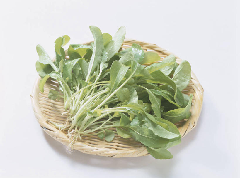 无人,交叉,横图,俯视,室内,特写,白天,白色背景,竹子,蔬菜,阴影,竹制,新鲜,编织,反射,篮子,影子,食品,食物,一个,竹篮,摄影,有机食品,绿色食品,影棚,单个,竹条,交织,竹制品,芝麻菜,德国芥菜,火箭生莱,芸芥,芝麻叶,紫花南芥,穿插,彩图,高角度拍摄,影棚拍摄,拍摄,火箭菜