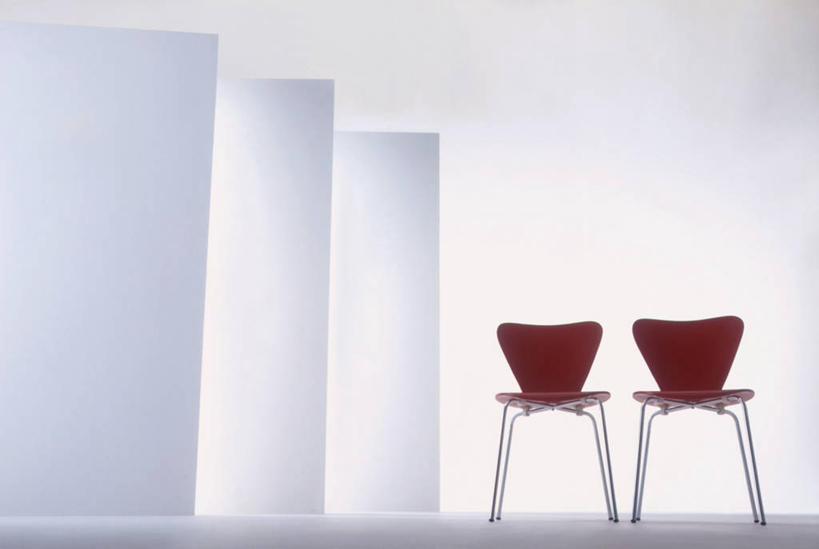 无人,横图,室内,白天,白色背景,正面,椅子,阴影,反射,影子,墙,两把,墙壁,墙面,红色,白色,白板,会议椅,摄影,影棚,办公椅,记录板,记事板,商务椅,培训椅,彩图,影棚拍摄,拍摄