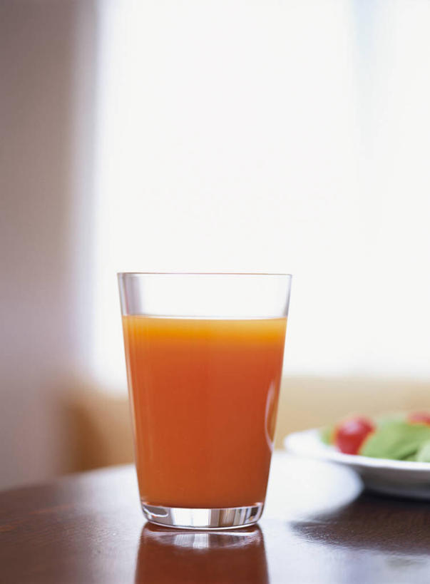 无人,竖图,室内,特写,白天,正面,餐桌,桌子,萝卜,胡萝卜,杯子,阴影,朦胧,模糊,反射,影子,饮品,一杯,蔬菜汁,玻璃制品,饮料,一个,水杯,单个,餐台,胡萝卜汁,可口,黄萝卜,番萝卜,适口,玻璃杯,红萝卜,甘荀,彩图,丁香萝卜,胡芦菔金,金笋