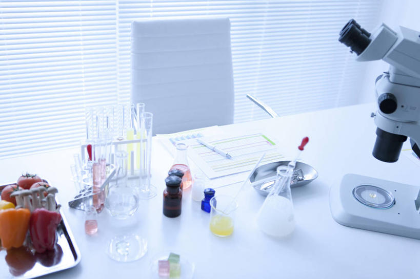 无人,横图,俯视,室内,白天,实验,仪器,桌面,桌子,杯子,椅子,阴影,检查,研究,透明,反射,分析,科学,化学,测试,材料,档案,试管,试管架,试剂瓶,文件,显微镜,影子,实验室,研究室,架子,玻璃制品,玻璃瓶,会议椅,瓶子,资料,观察,器皿,清晰,探索,放大,观看,仔细,办公椅,透镜,凸透镜,聚焦,关注,文档,工作台,计量,试验室,玻璃仪器,试验耗材,实验用品,光学,清楚,商务椅,培训椅,玻璃杯,彩图,高角度拍摄,实验台,实验桌