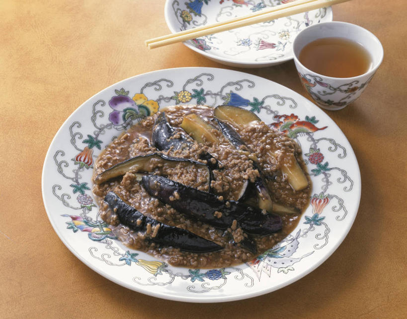 无人,横图,俯视,室内,特写,白天,烹饪,中餐,幸福,餐桌,茶,筷子,桌子,茄子,杯子,餐具,阴影,朦胧,模糊,反射,碟子,盘,影子,肉,茶叶,料理,食品,文化,娱乐,传统,肉糜,肉末,猪肉,油焖茄子,菜肴,美食,肉类,食物,紫色,盘子,水杯,碟,享受,休闲,温馨,中式,放松,乐趣,佳肴,餐台,礼节,提神,舒适,醒脑,礼仪,肉食,紫茄子,茶杯,进餐用具,落苏,酪酥,昆仑瓜,矮瓜,彩图,高角度拍摄,浙江菜,浙菜,猪肉末