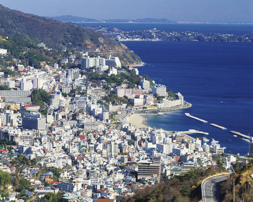 无人,家,横图,俯视,航拍,室外,白天,度假,海浪,海洋,美景,山,山脉,树林,植物,城市风光,城市,静冈县,日本,亚洲,阴影,光线,影子,房屋,屋子,景观,浪花,山峰,公寓,山峦,娱乐,洋房,楼房,住宅,树,树木,蓝色,绿色,蓝天,天空,阳光,自然,海水,群山,天,享受,休闲,景色,放松,生长,晴朗,成长,鸟瞰,海景,东亚,本州,万里无云,本州岛,日本国,中部地方,静冈,大海,风浪,海,海水的波动,近岸浪,涌浪,晴空,晴空万里,彩图,高角度拍摄,房子,热海市