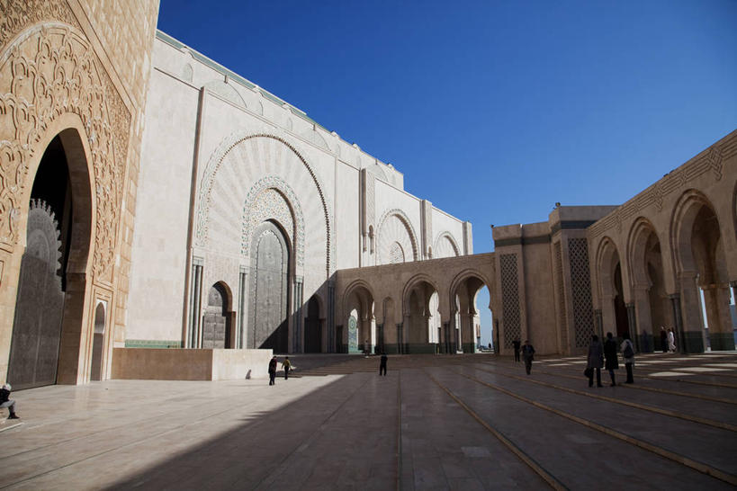 无人,横图,室外,白天,仰视,旅游,度假,名胜古迹,标志建筑,地标,建筑,非洲,摩洛哥,阴影,节日,遗迹,光线,影子,古迹,文化,文物,娱乐,建设,古建筑,蓝色,蓝天,天空,阳光,天,祈祷,享受,休闲,健康,旅游胜地,放松,许愿,宗教,信仰,晴朗,纪念,祈求,伊斯兰教,清真寺,古文明,万里无云,阿非利加洲,摩洛哥王国,卡萨布兰卡,达尔贝达,摩洛哥肺叶,哈桑二世清真寺,平安,晴空,晴空万里,彩图,低角度拍摄