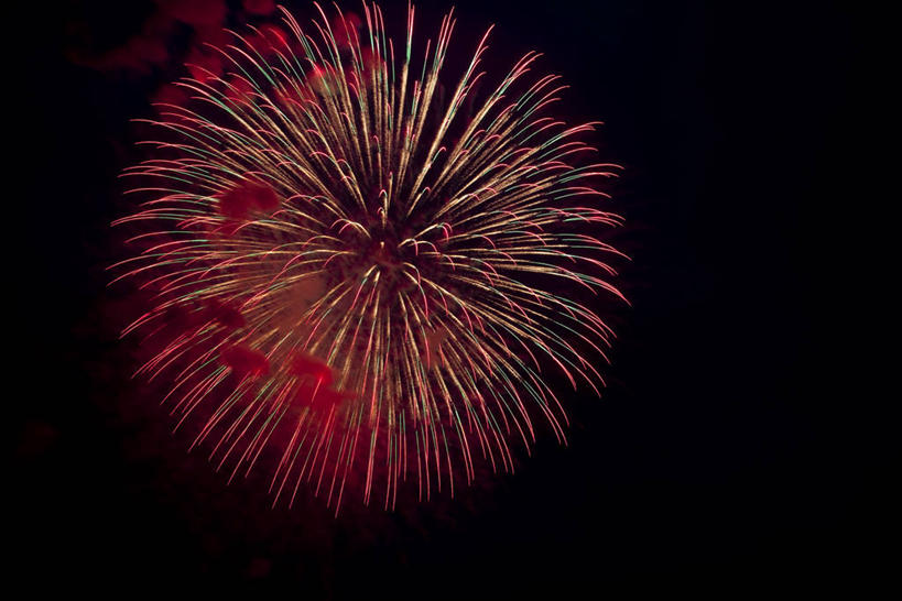 无人,横图,室外,特写,夜晚,仰视,烟火,黑色背景,辉煌,红色,天空,焰火,天,灿烂,璀璨,礼花,光辉,花炮,礼花炮,绚烂,光耀,烟花,彩图,低角度拍摄