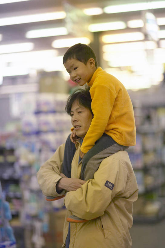 东方人,儿童,两个人,家庭,父亲,儿子,商店,坐,走,竖图,室内,白天,侧面,纯洁,照明,亚洲,阴影,服装,朦胧,模糊,光线,影子,灯光,注视,休闲装,黄种人,商铺,顶灯,货架,架子,灯,小孩,骑,衣服,灯具,观察,看,扛,休闲,温暖,温馨,父子,一家人,休闲服,父爱,可爱,童年,童趣,服饰,观看,照亮,和睦,察看,照明设备,关注,陈列架,童真,烂漫,无邪,超市货架,市肆,商号,扛在肩上,骑在肩上,天真,男孩,男人,男性,年轻男性,亚洲人,孩子,年轻人,步行,散步,走路,坐着,半身,彩图,店铺,五金店,融洽,男生