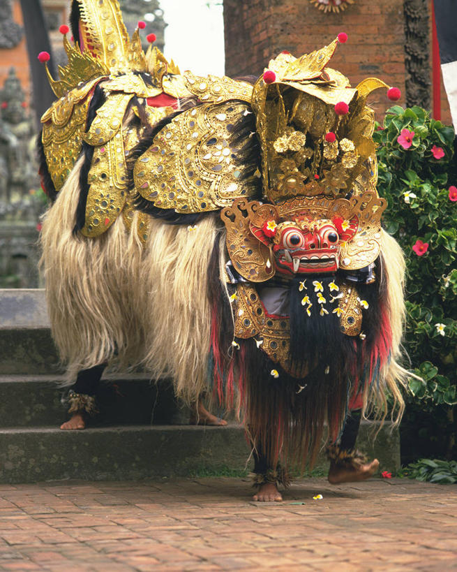 东方人,两个人,伙伴,朋友,站,竖图,室外,白天,正面,民族服装,跳舞,友谊,合作,团队,植物,楼梯,亚洲,服装,阶梯,黄种人,台阶,树,树木,衣服,绿色,自然,站着,战略,服饰,生长,成长,衣着,穿着,舞姿,表演服,演出服,巴龙舞,联合,合谋,衣饰,道具服,配合,协作,男人,男性,年轻男性,亚洲人,站立,彩图,全身,传统服装,民俗服,舞蹈