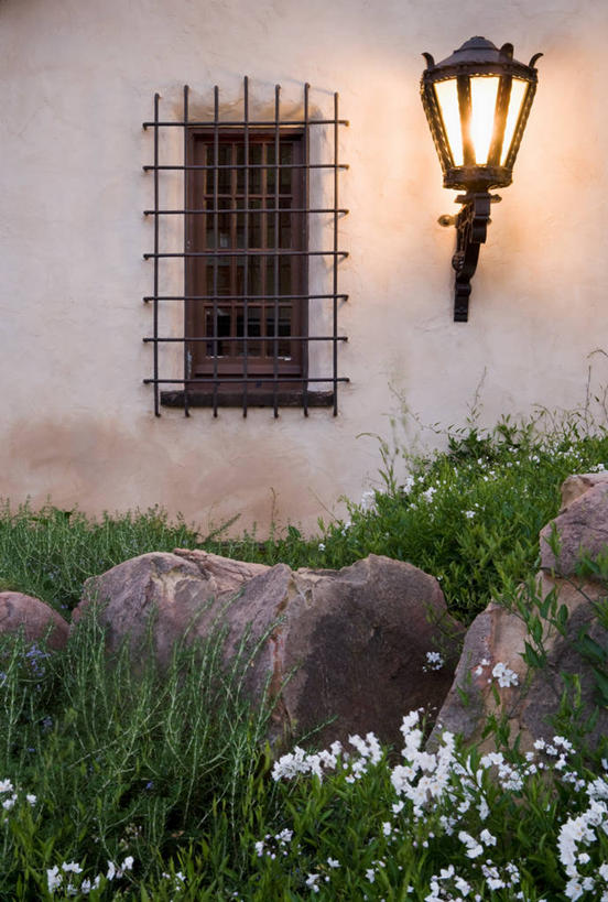 无人,家,竖图,室外,白天,正面,安全,花海,花圃,石头,植物,别墅,叶子,照明,美国,阴影,盛开,光线,壁灯,石子,影子,房屋,屋子,公寓,灯光,防护,花蕾,洋房,楼房,防盗窗,住宅,灯,花,花瓣,花朵,花卉,鲜花,绿色,白色,灯具,花丛,花束,花田,花苞,花蕊,保护,照亮,北美,北美洲,照明设备,加利福尼亚,美洲,保险,加州,加利福尼亚州,金州,黄金州,北亚美利加洲,亚美利加洲,保全,周全,安稳,安定,平安,石块,彩图,房子,美利坚合众国