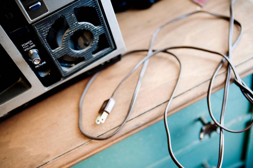 无人,横图,俯视,室内,特写,白天,桌面,桌子,静物,电视,电力,电线,线,电能,梳妆台,线路,破坏,破损,化妆台,电,电源,电源线,损坏,彩电,能量,彩色电视机,显像管屏,显像管屏幕,电视机,彩图,高角度拍摄