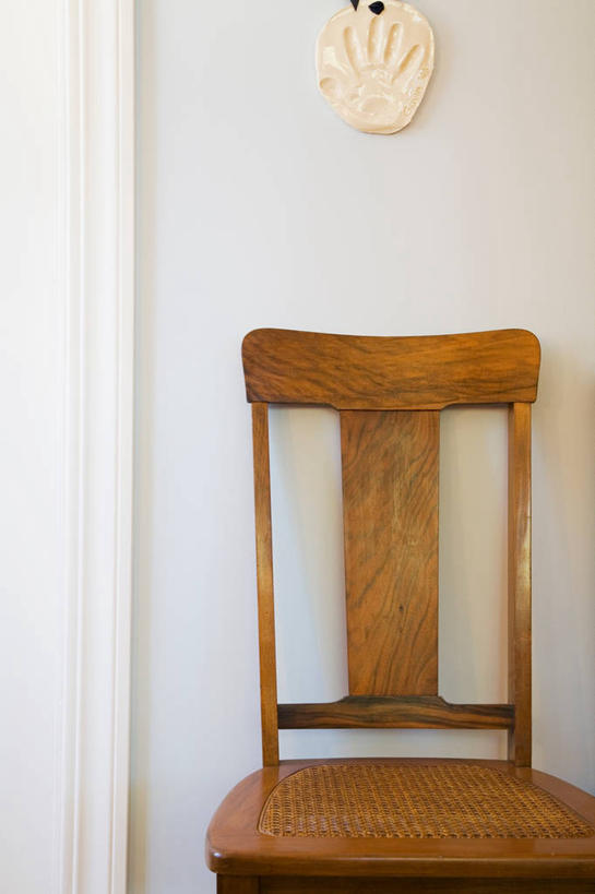 无人,竖图,室内,特写,白天,正面,静物,椅子,阴影,反射,影子,木椅,墙,墙壁,墙面,彩图