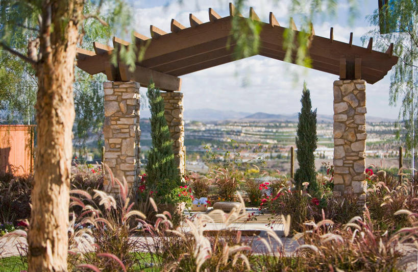 无人,横图,室外,白天,正面,建材,花海,花圃,美景,植物,建筑,叶子,阴影,盛开,光线,材料,影子,砖,砖块,屋顶,景观,云,云朵,花蕾,云彩,顶棚,狗尾巴草,花,花瓣,花朵,花卉,鲜花,树,树木,蓝色,绿色,白云,蓝天,天空,阳光,自然,花丛,花束,花田,天,花苞,花蕊,砖头,狗尾草,景色,建造,生长,晴朗,成长,自然风光,绿狗尾草,谷莠子,石料,晴空,彩图,砌墙砖,毛毛草,宿田翁