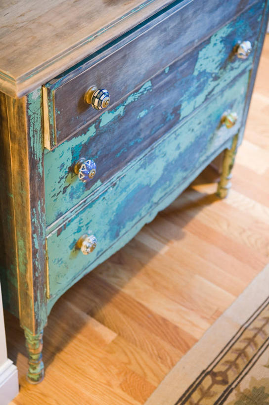 无人,竖图,俯视,室内,特写,白天,地板,地毯,桌面,桌子,静物,抽屉,阴影,装饰,编织,反射,影子,手工艺品,织物,地面,梳妆台,木地板,工艺品,化妆台,华丽,修饰,点缀,衬托,美观,雅致,雅观,抽斗,彩图,高角度拍摄