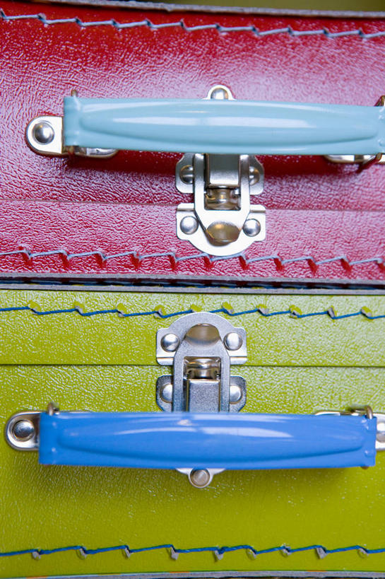 无人,竖图,室内,特写,白天,正面,静物,阴影,反射,影子,食盒,盒子,两个,粉色,绿色,把手,容器,储藏,储存,拉手,彩图,贮存