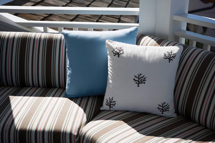 无人,栏杆,横图,俯视,室外,白天,靠垫,沙发,阴影,光线,影子,围栏,靠枕,护栏,阳光,垫子,枕头,布艺沙发,彩图,高角度拍摄