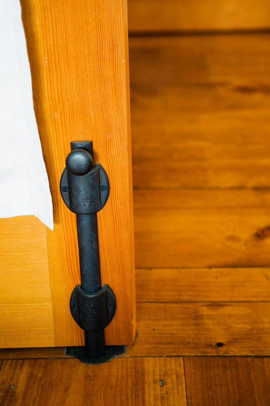 无人,竖图,室内,特写,白天,正面,安全,门,静物,阴影,反射,木制,影子,防护,锁,木制品,门框,保护,保险,私密,保全,周全,安稳,安定,防盗,平安,彩图,插销