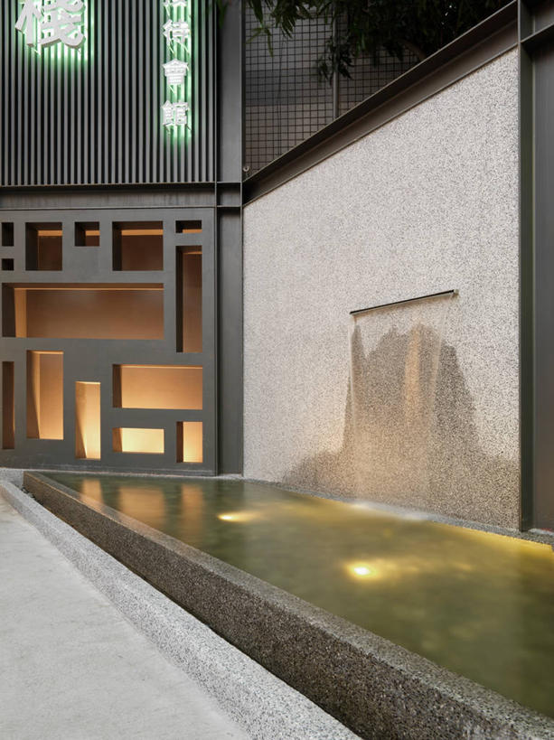 无人,家,竖图,室外,白天,正面,水,窗户,喷泉,阴影,飞溅,溅,光线,液体,影子,房屋,墙,屋子,景观,水滴,公寓,灯光,文化,洋房,楼房,玻璃窗,墙壁,墙面,住宅,水珠,品味,喷洒,水景,美观,设计,彩图,房子