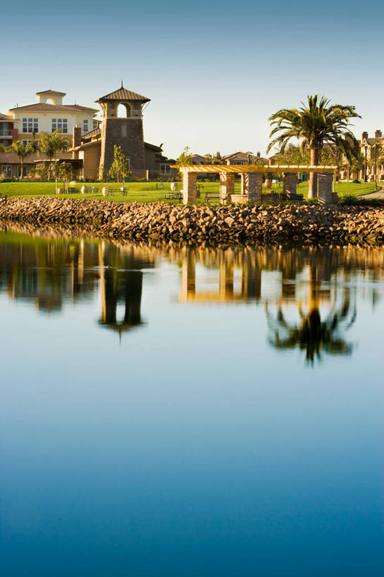 无人,家,竖图,室外,白天,正面,度假,草地,草坪,湖,湖泊,美景,水,植物,别墅,城市风光,城市,棕榈树,叶子,美国,阴影,光线,影子,房屋,屋子,湖面,景观,水流,水面,公寓,绿叶,娱乐,洋房,楼房,住宅,草,树,树木,蓝色,绿色,倒影,蓝天,天空,阳光,自然,湖水,天,享受,休闲,嫩叶,景色,放松,生长,晴朗,成长,倒映,北美,北美洲,加利福尼亚,美洲,棕榈叶,加州,加利福尼亚州,万里无云,金州,黄金州,北亚美利加洲,亚美利加洲,反照,文图拉县,奥克斯纳德,叶,叶片,晴空,晴空万里,棕树,棕榈,彩图,房子,美利坚合众国