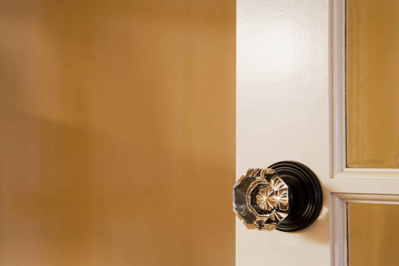 无人,横图,室内,特写,白天,正面,门,静物,阴影,反射,影子,墙,水晶,墙壁,墙面,把手,门把手,门框,橙色,门把,水晶制品,拉手,彩图