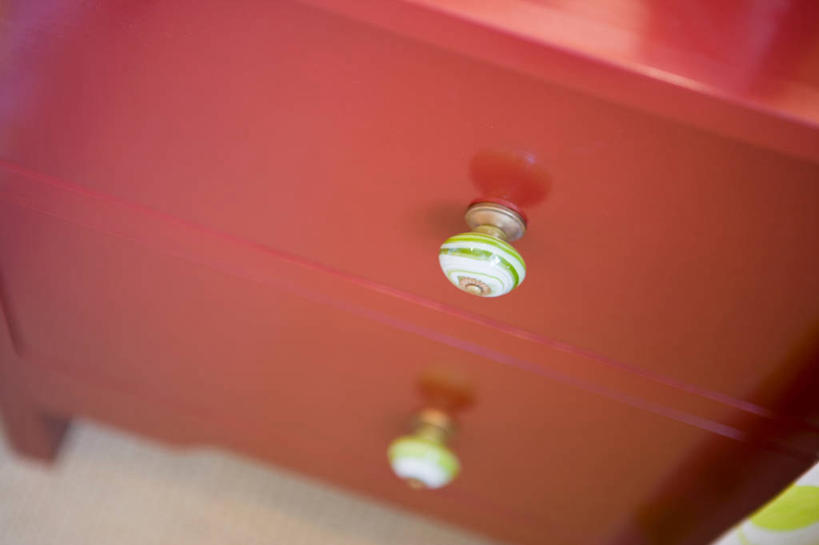 无人,横图,俯视,室内,特写,白天,柜子,桌面,桌子,静物,抽屉,阴影,反射,影子,储物柜,梳妆台,红色,化妆台,储存,旋钮,储备,蕴藏,贮备,抽斗,彩图,高角度拍摄,贮存