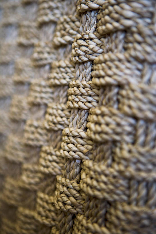 无人,交叉,竖图,室内,特写,白天,正面,静物,椅子,一排,许多,阴影,花纹,朦胧,模糊,整齐,编织,反射,纹路,图案,纹理,影子,藤椅,很多,排列,交织,队列,肌理,穿插,彩图