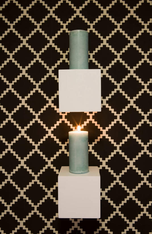 无人,竖图,室内,特写,白天,正面,建材,建筑,蜡烛,阴影,朦胧,模糊,光线,材料,瓷砖,火焰,影子,烛光,墙,燃烧,墙砖,墙壁,墙面,点燃,建造,彩图,墙面砖