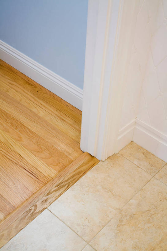 无人,家,竖图,俯视,室内,特写,白天,地板,静物,阴影,装饰,反射,影子,房屋,墙,屋子,地面,楼房,木地板,墙壁,墙面,住宅,保护,华丽,修饰,点缀,紧固,牢固,衬托,美观,雅致,雅观,踢脚板,壁脚线,踢脚线,贴脚线,彩图,高角度拍摄,房子