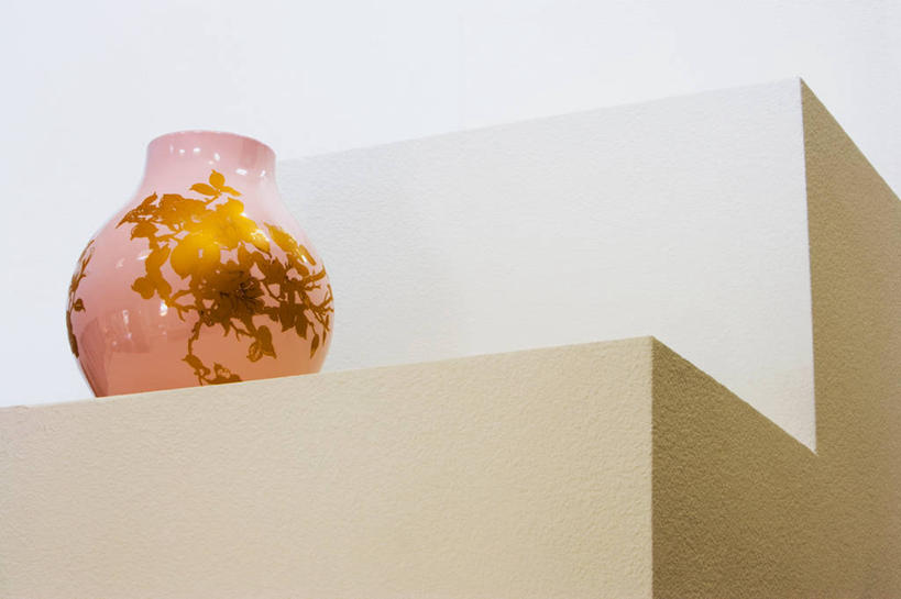 无人,横图,室内,特写,白天,仰视,楼梯,静物,花瓶,工艺美术品,阴影,艺术,反射,影子,陶瓷,阶梯,陶瓷制品,艺术品,台阶,一个,瓶子,工艺品,单个,工艺,美术,彩图,低角度拍摄