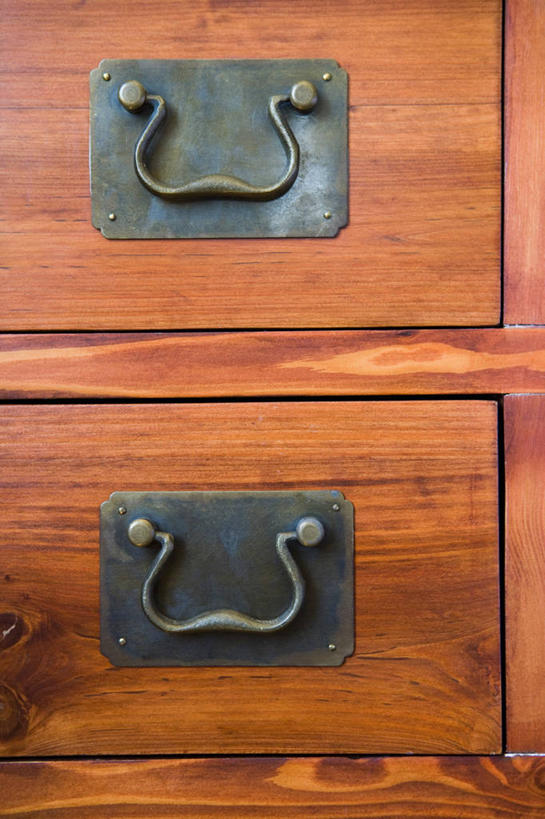 无人,竖图,室内,特写,白天,正面,柜子,桌面,桌子,静物,阴影,反射,纹路,木制,纹理,影子,储物柜,梳妆台,把手,木制品,化妆台,储存,肌理,储备,蕴藏,贮备,彩图,贮存