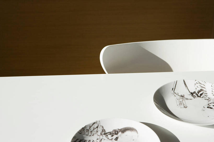 无人,横图,俯视,室内,特写,白天,餐桌,桌子,静物,餐具,椅子,一把,阴影,反射,碟子,骷髅,盘,影子,墙,褐色,墙壁,墙面,两个,盘子,碟,餐台,彩图,高角度拍摄