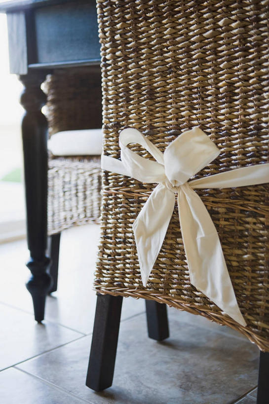 无人,交叉,竖图,室内,特写,白天,正面,静物,椅子,阴影,装饰,编织,反射,丝绸,丝带,影子,藤椅,缎带,绸带,蝴蝶结,捆绑,华丽,修饰,交织,点缀,衬托,美观,雅致,雅观,绑缚,穿插,彩图