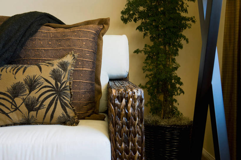 无人,客厅,交叉,横图,室内,特写,白天,正面,植物,靠垫,静物,椅子,阴影,编织,反射,盆栽,影子,墙,藤椅,靠枕,盆景,墙壁,墙面,绿色,自然,垫子,枕头,生长,成长,交织,起居室,穿插,客堂,彩图