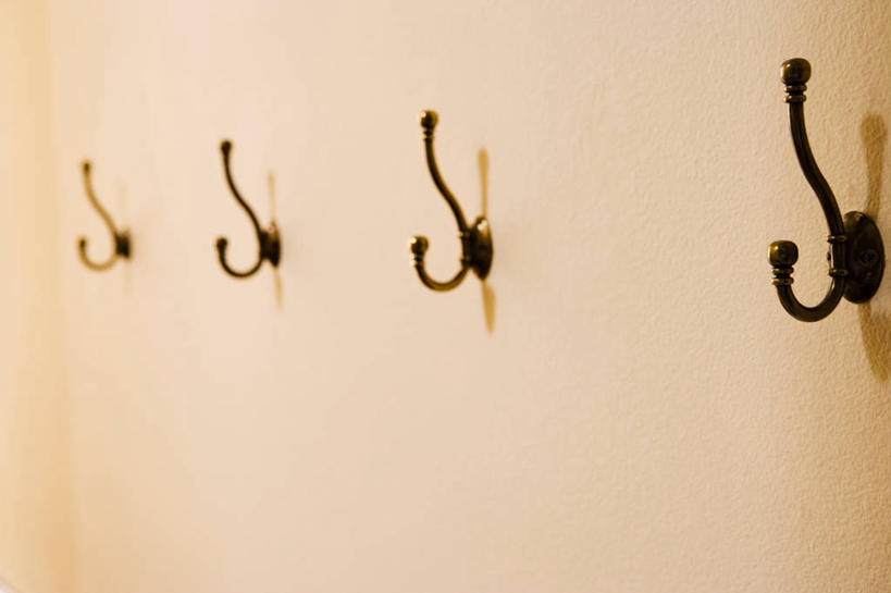 无人,横图,室内,特写,白天,正面,静物,一排,阴影,朦胧,模糊,整齐,反射,木制,影子,墙,挂钩,墙壁,墙面,排列,木制品,四个,橙色,吊钩,队列,彩图